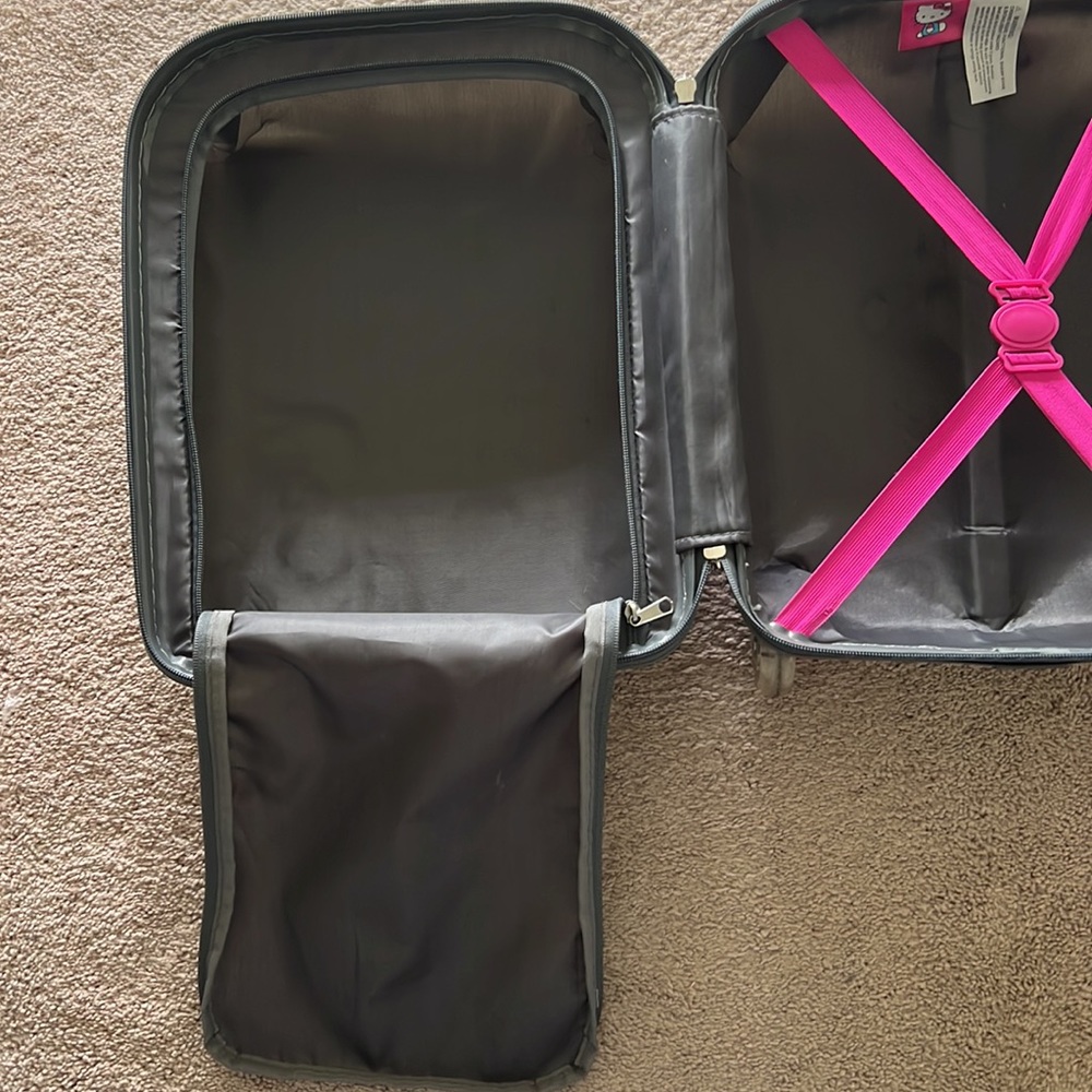 Hello kitty suitcase - Picture 5 of 5